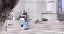 挥刀向更弱者,死有余辜!