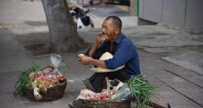 纪委介入!暴抢老人甘蔗,算什么“市容管理”?
