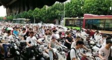 不能禁止百姓雨天打伞!