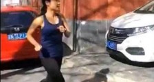 澳籍跑步女刚被赶跑西山一号奔驰女又进去了 为何你有那么大的底气嚣张?