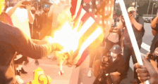 美国黑人遭暴力执法死亡 抗议者焚烧国旗 冲进警局放火