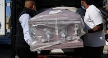 新年第一天，美国洛杉矶新冠死亡人数激增导致殡仪馆拒收，悲伤家属痛不欲生！