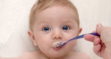 孩子吃奶粉一个月多少钱 难怪年轻人说养不起