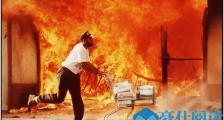 大火、暴力和枪声,整个城市如同战场,上万美军4天平暴!