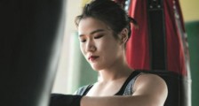 张伟丽滞留美国哭诉想家登上微博热搜第一,格斗女王张伟丽再美国想回来咋办?
