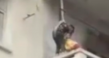 老人用绳吊7岁孙子下楼救猫现场照片视频曝光 老人为何这样做太危险了