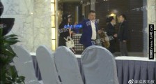 疑似马蓉与中年男牵手回酒店 对方打扮很土豪