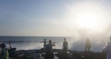 中国女游客印尼恶魔眼泪附近悬崖边拍照被浪卷走身亡！