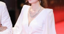 蔡卓妍太会穿，白色深V礼服令人惊艳，童颜女神皮肤白到发光