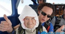 102岁奶奶玩跳伞怎么回事 奶奶玩跳伞背后故事令人动容
