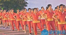 大妈戴耳机跳广场舞 无声广场舞引好奇大妈动作神奇一致