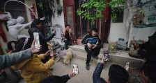 被直播的大衣哥 出名也会带来烦恼!大衣哥的悲剧与村民的喜剧