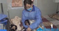 黑猩猩宝宝感冒拒吃药 饲养员和兽医当临时奶妈始末曝光