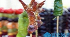 鸡爪糖葫芦火了怎么回事 黑暗料理不便宜被拍成“网红”