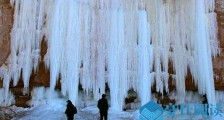 甘肃15米冰瀑悬挂山崖 冰瀑壮观美景引众多游客打卡