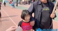 女童举吊瓶参观衡水中学 顶着高烧其父亲一番话引人深思