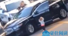 2岁女童主动投降怎么回事 赤脚奔向警察一幕好笑又心酸