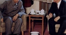 周总理晚年为何吸起了烟?外宾知道原因后,当场哭了出来