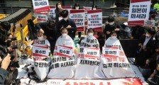 “核污水自己喝吧！”韩国学生日本大使馆前集体削发 愤怒抗议