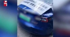又出事了?车身偏塌,车轴断裂!南宁一特斯拉车身挂横幅维权