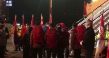 塞尔维亚总统亲迎中国医疗队 塞总统深情亲吻五星红旗