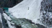 川藏线突发雪崩武警紧急救援 目前雪崩道路已成功抢通