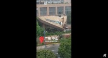 广东中山皇冠假日酒店门廊顶棚坍塌 系天气原因导致