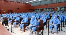 广西56人涉黑案被告穿防护服受审：涉嫌故意杀人等