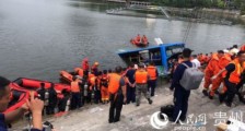 贵州安顺坠湖公交车救出18人已送往医院，2人已无生命体征