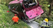 陕西包茂高速车祸:两车相撞 客车冲出护栏侧翻18人受伤