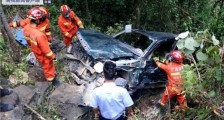 广西都安一皮卡车坠入70米山崖 致3人遇难2人受伤