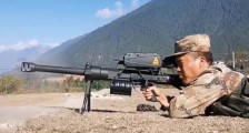 高原战士秀狙击榴惊人威力:解放军独门武器能一击摧毁巨石