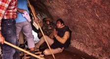 阅兵当天,印度农民拿上弯刀抄“大本营”,警察被打得不停求饶?