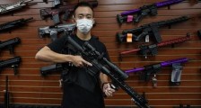 仇恨犯罪和骚乱事件频发，美国亚裔纷纷买枪自卫