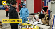 包公都戴上口罩了什么情况?男子村口扮包公戴口罩宣传防疫