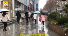 西安一购物中心恢复营业 市民冒雨排两小时长队购物