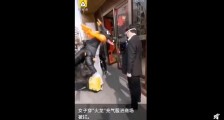 太原一女子穿火龙充气服逛商场被拦   保安称现在不让做活动