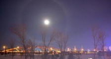 内蒙古海拉尔现梦幻月晕奇观  一轮皓月被彩色光环围绕