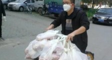 武汉一物业小哥单车挂满100多斤猪肉  一共有332份猪肉