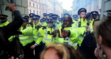 135人被捕 35名伦敦警察受伤...英国反歧视活动混乱升级