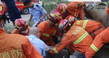 云南昭通车祸：一辆皮卡车坠落30米悬崖造成2死2伤
