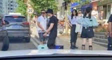 赵丽颖与黄晓明一起买菜《中餐厅》路透照公开赵丽颖黄晓明推车买菜接地气