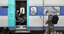 韩国11名军人确诊涉四大军种7700人被隔离 韩国韩国累计确诊893例将对疫情爆发地采取封锁措施